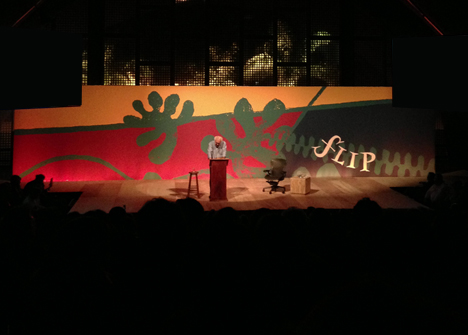 No palco, o escritor